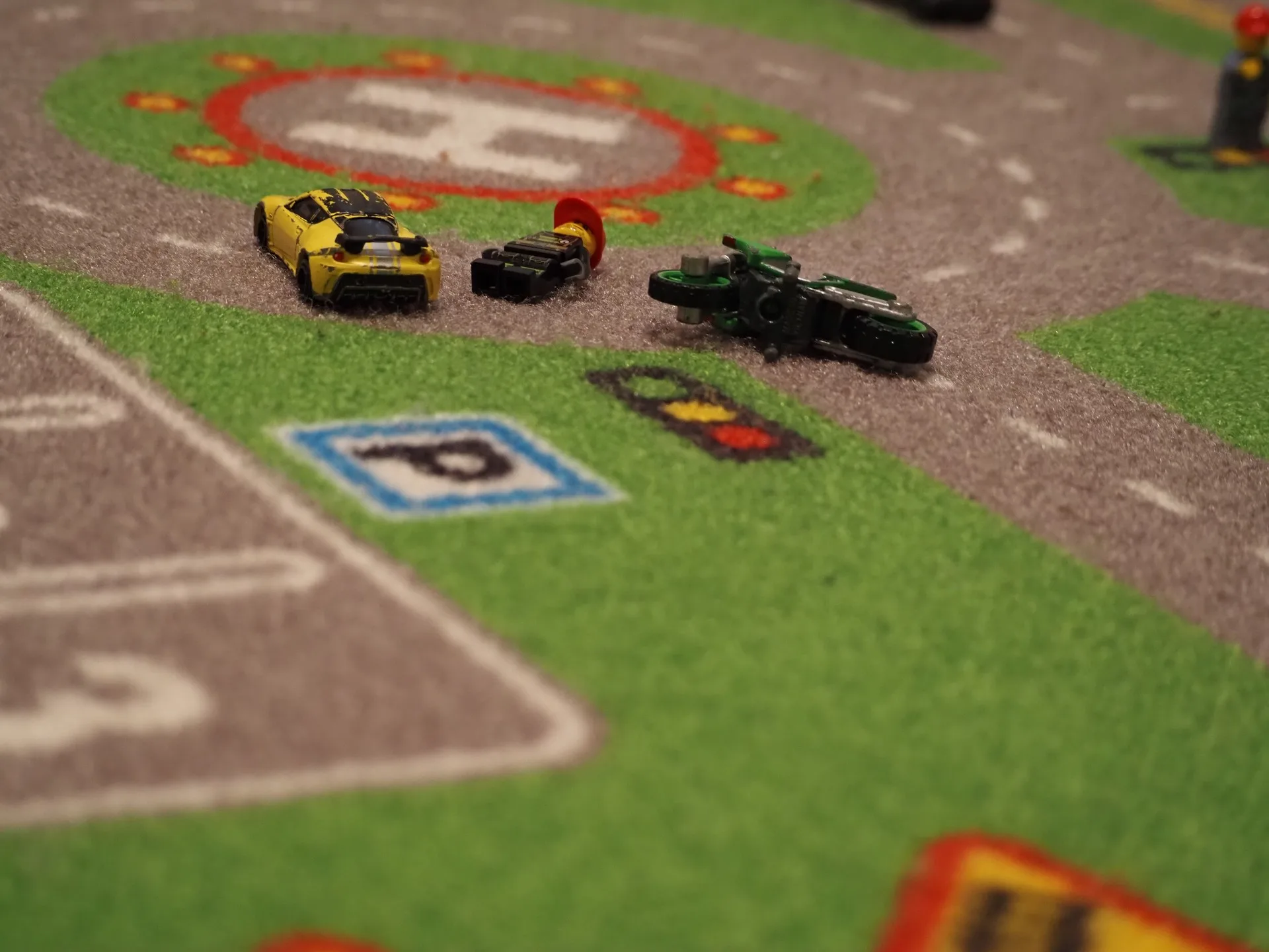 ・
当院に通院されてる患者様の中でも交通事故による怪我の患者様が多いのですが、症状がどうしても最後の最後まで取れないという方も中にはいらっしゃいます。
そのような方は【後遺障害認定】という話になるのですが、具体的にそれがどのようなものでどういった手続きが必要かとかその認定がおりたらどういう恩恵があるかというのは実はほとんどの方が知りませんよね。
草野先生が簡単にまとめてますので、当院の交通事故HPを是非見てみて下さい